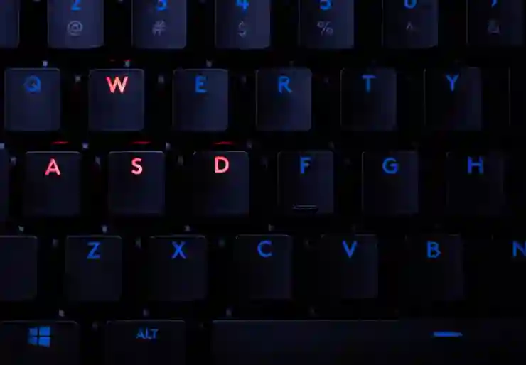 로지텍 G713 기계식 키보드 감각적인 텐키리스 디자인과 RGB 조명의 완벽한 조화