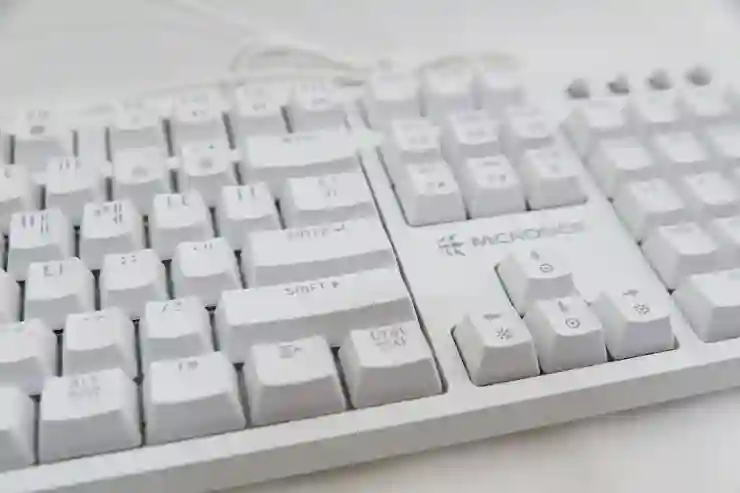 감각적인 디자인과 RGB의 매력을 담은 로지텍 G713 키보드 탐험하기